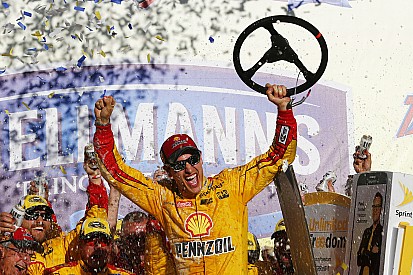 Logano triunfa en Talladega y cuatro pilotos son eliminados del Chase