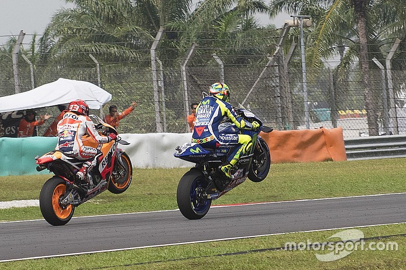 Rossi y Márquez homenajean a Simoncelli con un doble caballito