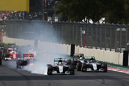 Hamilton asegura que no tomó ventaja en la curva 1