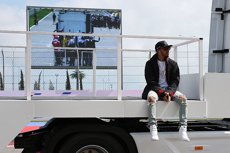 Waarom Hamilton zich afzondert tijdens de rijdersparade