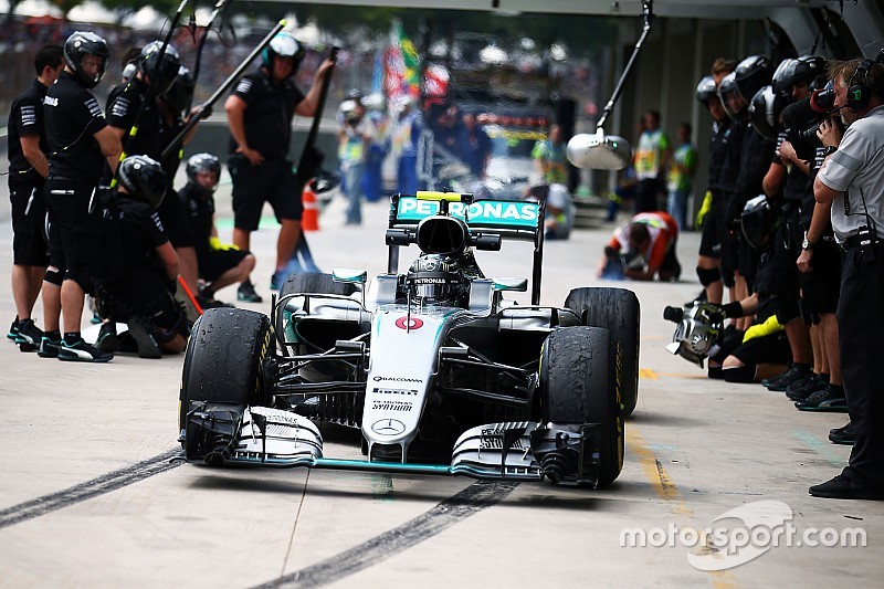 Pitstoppositie Mercedes verplaatst vanwege hobbel in asfalt