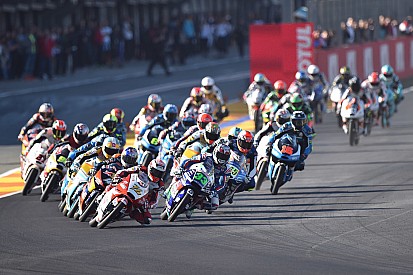 Moto3 in Valencia: Binder gewinnt nach sensationeller Aufholjagd