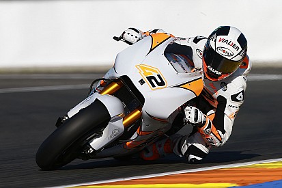 Alex Rins dibawa ke rumah sakit usai kecelakaan