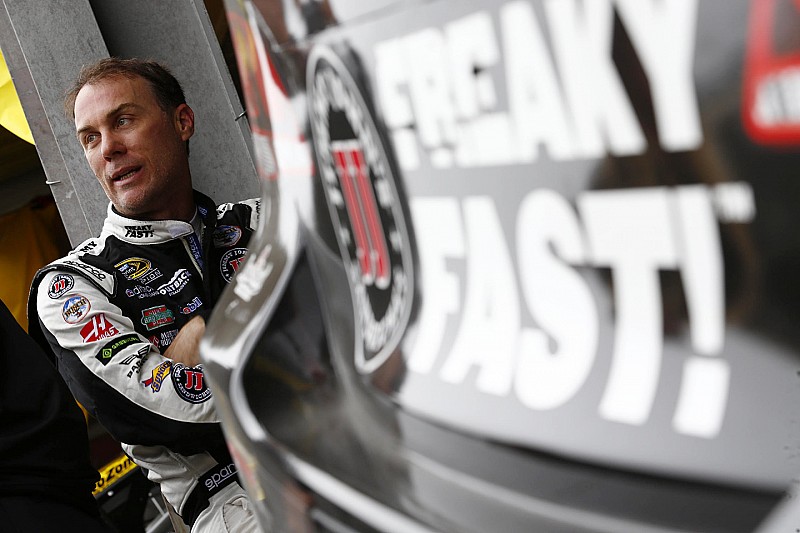 Harvick toma la pole para la última en Homestead