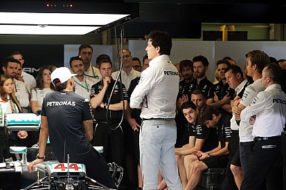Wolff geeft uitleg over wisselen van techneuten bij Rosberg en Hamilton