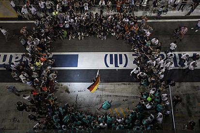 "Rosberg een waardig wereldkampioen", aldus Mercedes-bazen