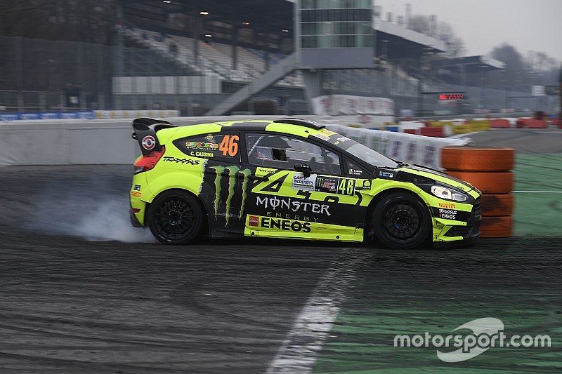 Foto's: Valentino Rossi leeft zich uit in dikke rallywagen