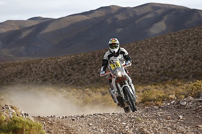 Vom Blitz getroffen: Motorrad-Fahrer setzt Dakar trotzdem fort