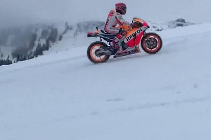 Video: Márquez, con la Honda de MotoGP sobre la nieve