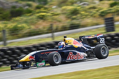 TRS Hampton Downs: Verschoor behoudt leiding ondanks aanrijding