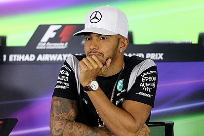 Hamilton beklaagt zich over motorgeluid in F1: "Het is gewoon triest"