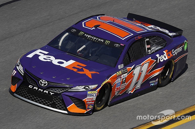 Denny Hamlin vence a Earnhardt en el segundo Duelo
