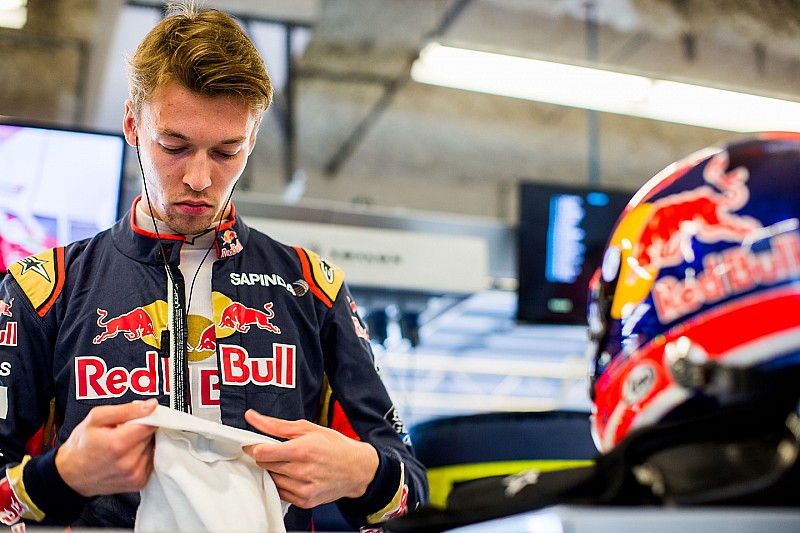 Toro Rosso показала новый шлем Квята