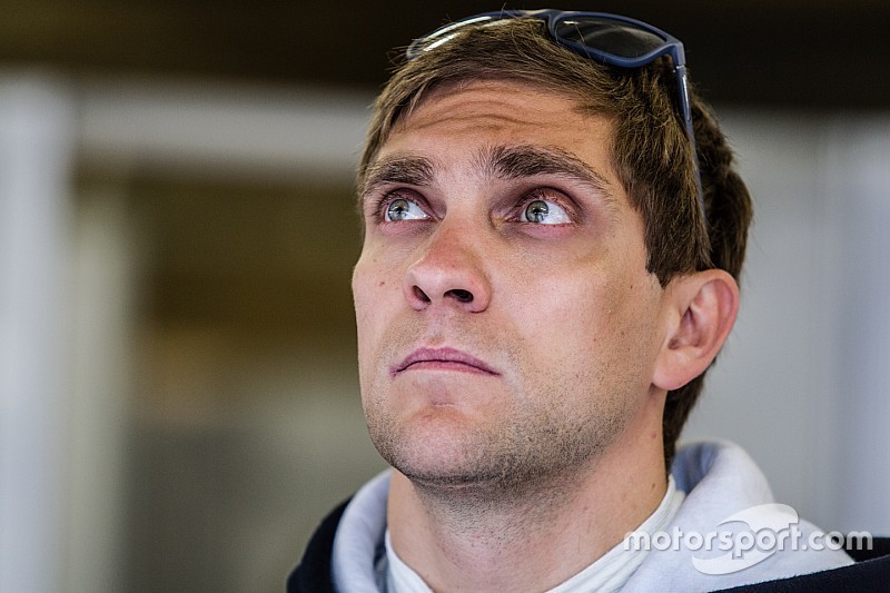 Vitaly Petrov proche d'un volant chez Manor en LMP2