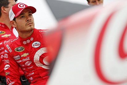 Larson lidera la 1° práctica en Dover, con Suárez 9°