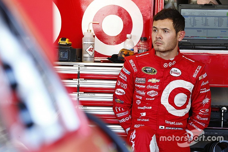 Larson en el liderato en la primera práctica en Pocono