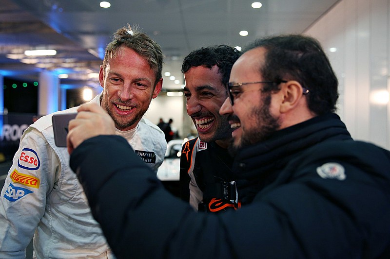Jenson Button le juega una broma a Ricciardo