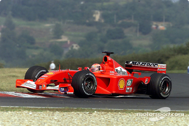 Michael Schumacher di atas Ferrari F2001 pada kualifikasi GP Hungaria 2001.