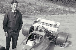 Ken Tyrrell präsentiert den Tyrrell 001