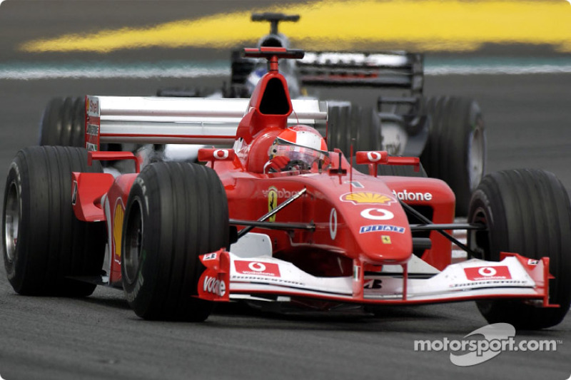 Michael Schumacher menggeber Ferrari F2002 di GP Prancis 2002 yang memastikan dirinya merebut gelar juara dunia kelimanya atau ketiga bersama Tim Kuda Jingkrak.