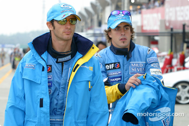 Mantan pembalap F1, Jarno Trulli (kiri), bersama Fernando Alonso saat keduanya satu tim di Renault pada 2003.