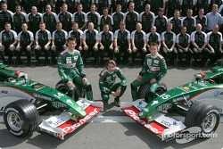 Mark Webber, Björn Wirdheim, Christian Klien und Jaguar-Teammitglieder