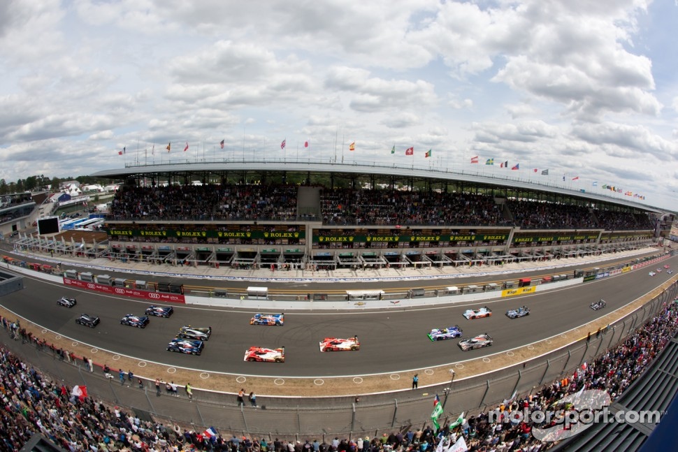 Start: #2 Audi Sport Team Joest Audi R18 TDI: Marcel Fässler, André Lotterer, Benoit Tréluyer leads the field