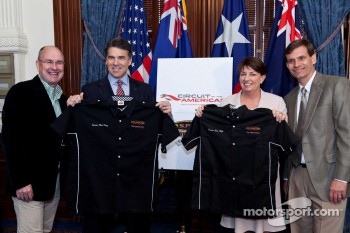 Tony Cochrane, Chairman of V8 Supercars, Texas Governor Rick Perry, Queensland Premier Anna Bligh and Tavo Hellmund, Founding Partner of Circuit of The Americas