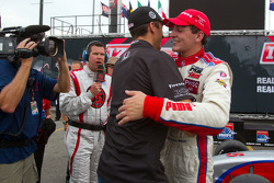 Victory circle: race winnaar Stefan Wilson, Andretti Autosport viert met broer Justin Wilson