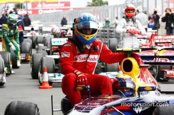 Fernando Alonso, Scuderia Ferrari has a lift back to the parc ferme with Mark Webber, Red Bull Racing