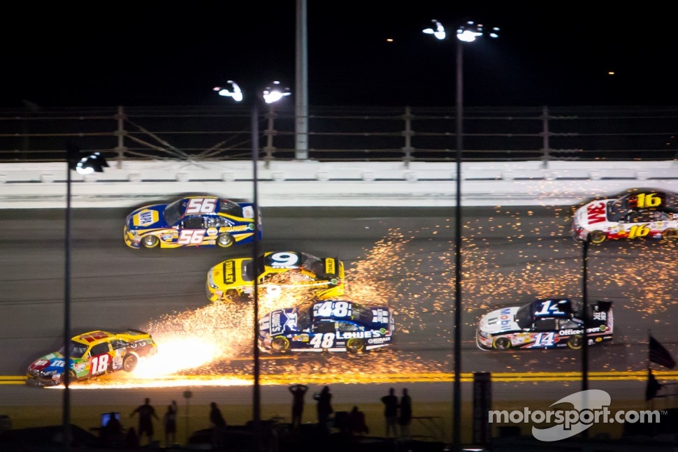 Kyle Busch, Joe Gibbs Racing Toyota gets loose in turn 2
