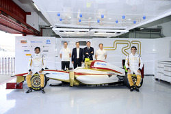 Narain Karthikeyan, Testfahrer Vitantonio Liuzzi, HRT-Teamchef Luis Pérez Sala, HRT-Geschäftsführer