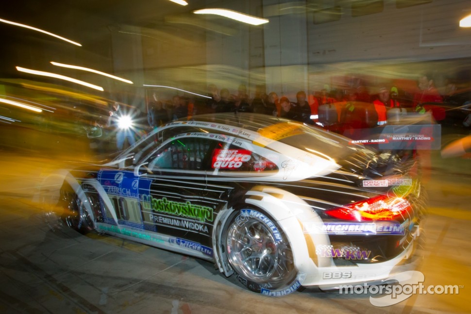 Pit stop for #10 Manthey Racing Porsche 911 GT3 R: Marco Holzer, Nick Tandy, Jörg Bergmeister, Patrick Long