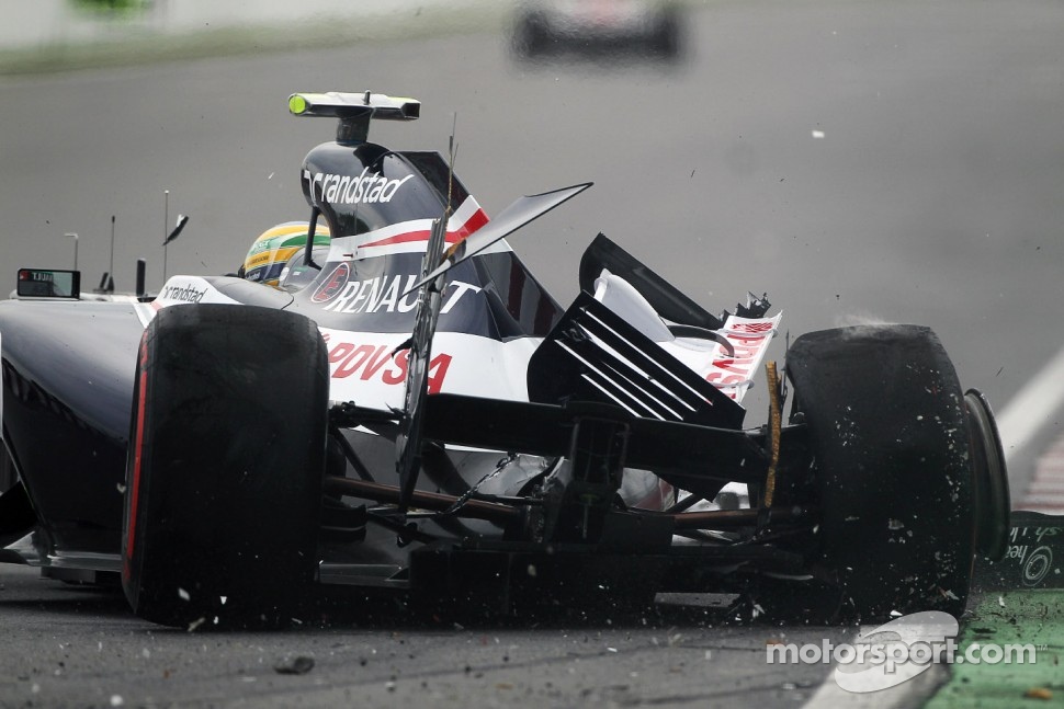 Bruno Senna, Williams crashes into the Champions' Wall in the second practice session