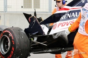 The Williams of Bruno Senna, Williams is craned back to the pits after he crashed at the Champions' Wall in the second practice session