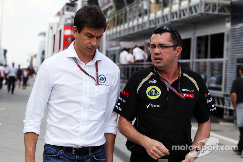 Toto Wolff, director ejecutivo de Williams, dialoga con Eric Boullier, director del equipo Lotus, en el paddock del GP de Hungría de 2012.