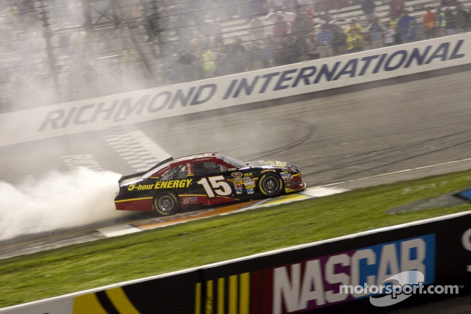 Race winner Clint Bowyer, Michael Waltrip Racing Toyota