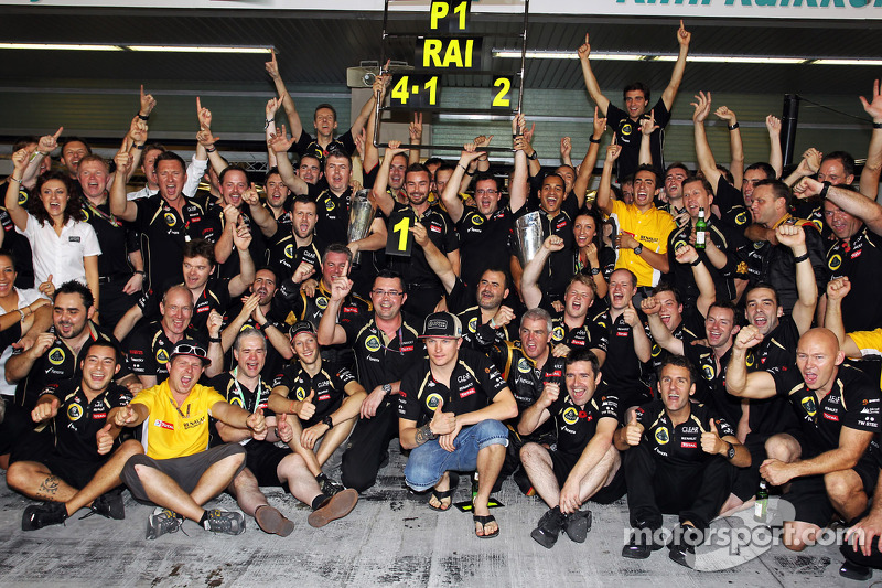 Переможець гонки Кімі Райкконен, Lotus F1 Team святкує з командою