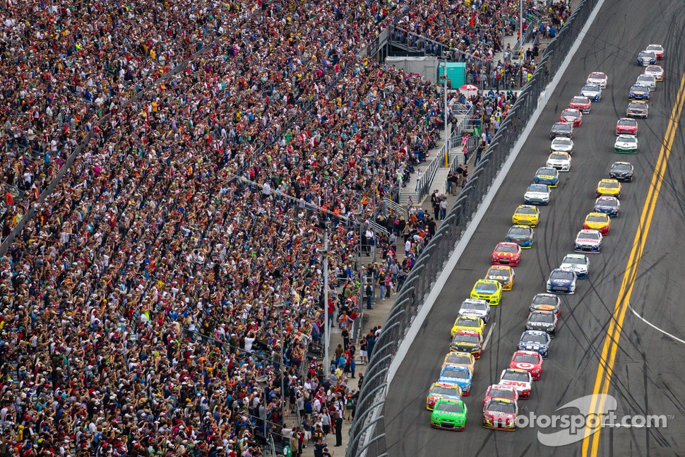 Start: Danica Patrick, Stewart-Haas Racing Chevrolet and Jeff Gordon, Hendrick Motorsports Chevrolet lead the field to the green flag