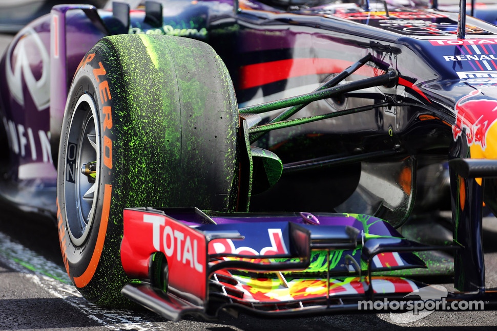 Sebastian Vettel, Red Bull Racing RB9 running flow-vis paint on the front wing