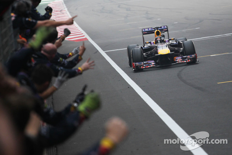 Переможець гонки на чемпіон світу Себастьян Феттель, Red Bull Racing RB9 святкує з командою на фініш