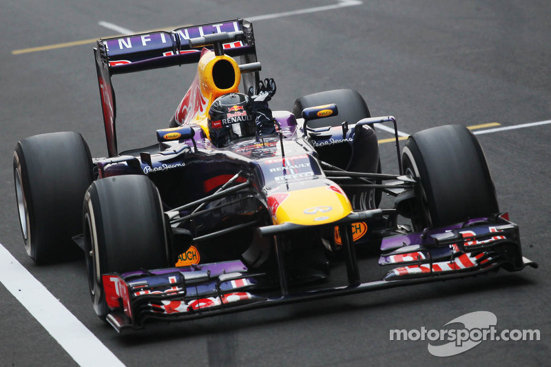 Переможець гонки та чемпіон світу Себастьян Феттель, Red Bull Racing RB9 святкує на фініші