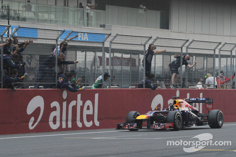 Переможець гонки та чемпіон світу Себастьян Феттель, Red Bull Racing RB9 святкує на фініші