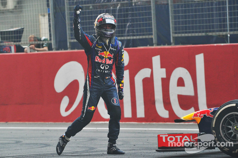 Переможець гонки та чемпіон світу Себастьян Феттель, Red Bull Racing RB9 святкує на фініші