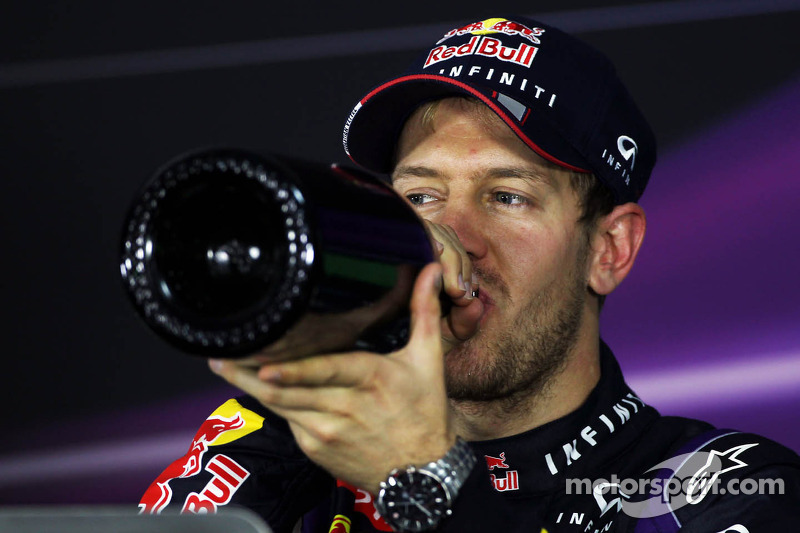 Переможець гонки та чемпіон світу Себастьян Феттель, Red Bull Racing RB9 на прес-конференції FIA
