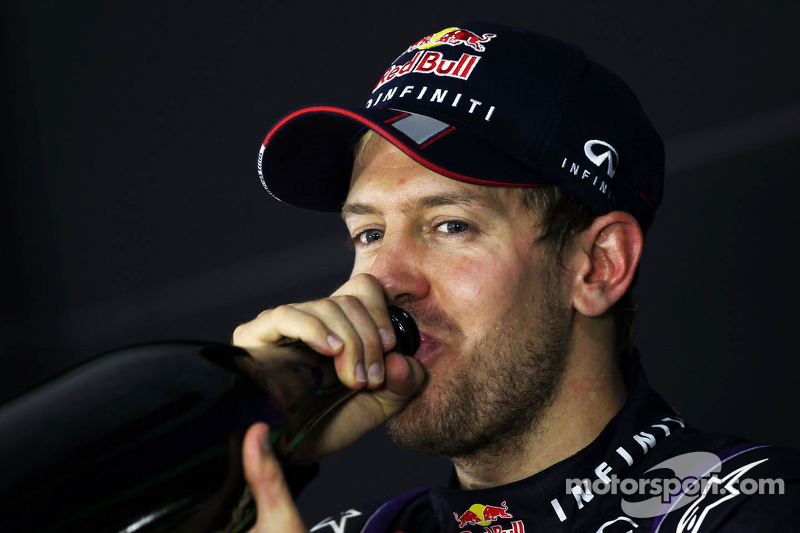 Переможець гонки та чемпіон світу Себастьян Феттель, Red Bull Racing RB9 на прес-конференції FIA