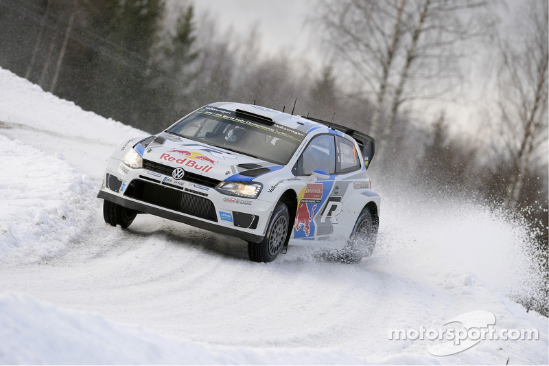 Volkswagen Polo R WRC geberan Sebastien Ogier dan navigator Julien Ingrassia melibas sebuah special stage di Reli Swedia 2014.