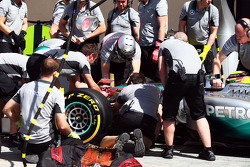 梅赛德斯AMG F1 W05车手刘易斯·汉密尔顿在维修站接受技师更换鼻锥
