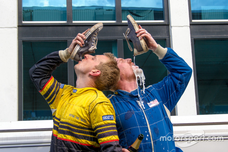 Team Double Shoey deed na het behalen van de winst natuurlijk een shoey!
