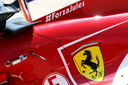 Ferrari F14-T cubierta del motor con un mensaje de apoyo a Jules Bianchi